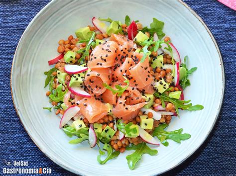 Ensalada mediterránea vibrante con salmón ahumado
