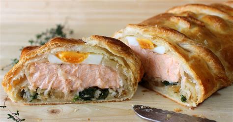 Pastel ruso Kulibiak relleno de salmón