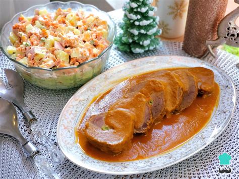 Plato de asado de res con salsa de tomate