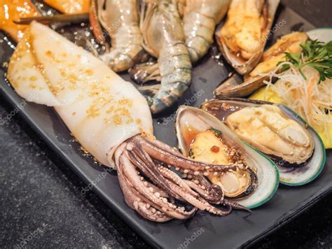 Selección variada de mariscos frescos como langostinos, pulpo y moluscos listos para la preparación culinaria.