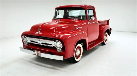 Fotografía clásica de una Ford F-100 del año 1956 mostrando los detalles de la carrocería y el diseño de la parrilla.