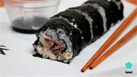 Plato variado de sushi de carne con diferentes rellenos y salsas