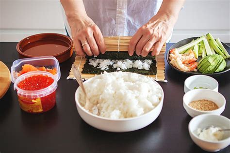 Esquema paso a paso de cómo enrollar sushi con makisu