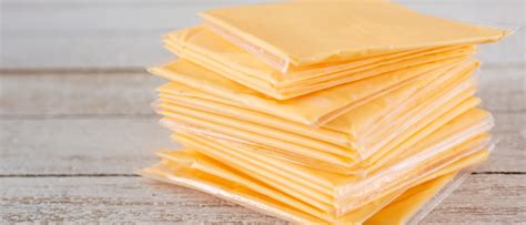 Imagen de un recipiente o pote de queso procesado con sabor a cheddar