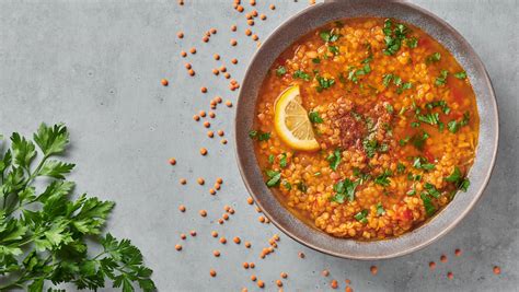 Plato de lentejas marroquíes con cilantro fresco y rodajas de limón