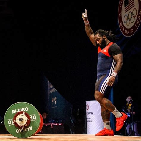 Foto de acción de Kendrick Farris durante una competición de halterofilia olímpica