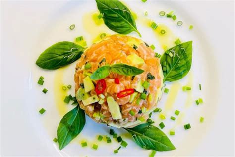 Anticuchito de salmón en presentación de cóctel