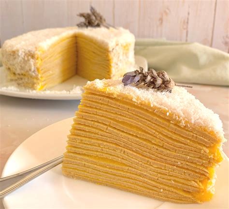 Torta de panqueque de naranja cortada en porciones, mostrando las capas de panqueque y crema
