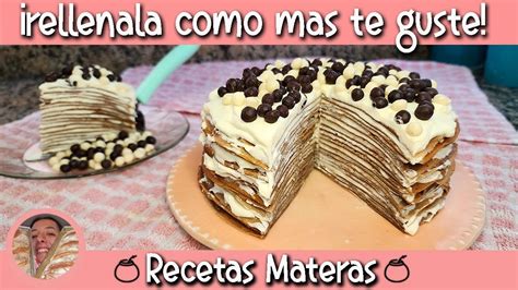 Persona armando una torta de panqueques, colocando la crema entre las capas