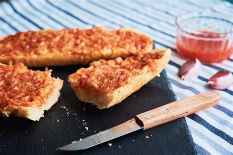 Tostadas de baguette con queso gratinado