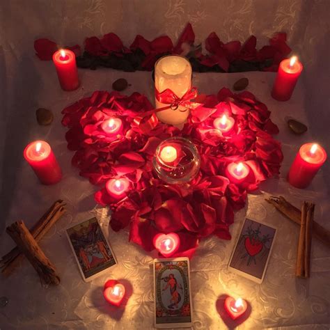 Representación de un altar o elementos para un amarre de amor con velas e incienso