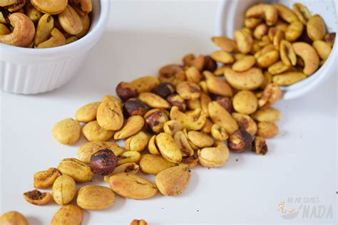 Variedad de frutos secos tostados al curry.