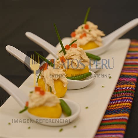 Bocados de ensalada tunecina en cucharitas.
