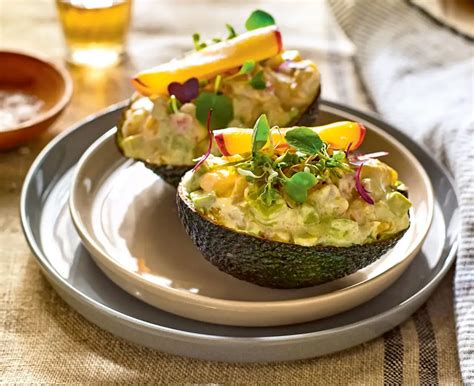 Aguacate relleno con paté vegetal y germinados.