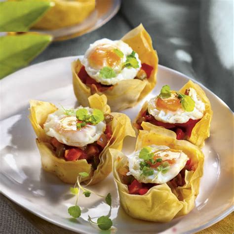 Cestitas de masa quebrada rellenas de pisto y huevo de codorniz.