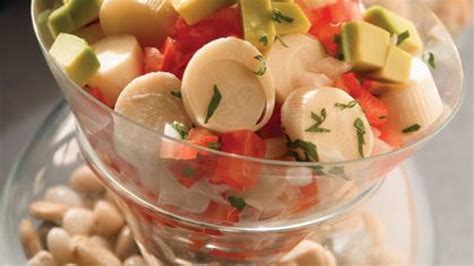 Ceviche de palmitos y aguacate en un cuenco.