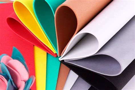 Esquema paso a paso de los materiales básicos: láminas de goma eva de colores, bombones, brochetas de madera, tijeras y pegamento