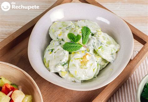 Fotografía de una ensalada de pepino fresca con yogur y hierbas