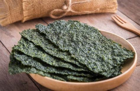 Foto de láminas de alga nori seca y verde oscuro
