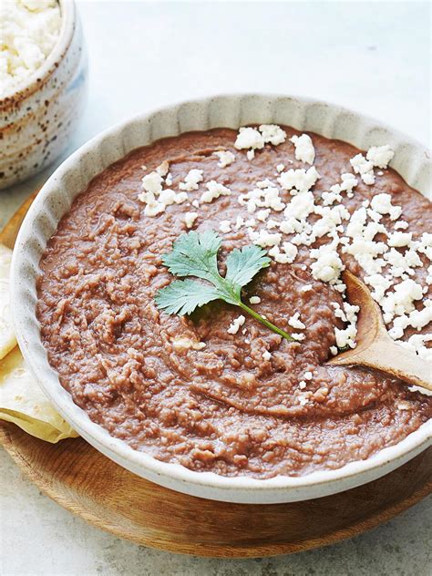 Plato de frijoles refritos mexicanos