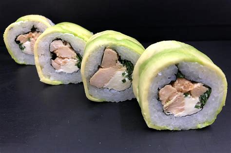 Fotografía de un Tori Roll bien presentado, mostrando el interior de pollo, palta y queso
