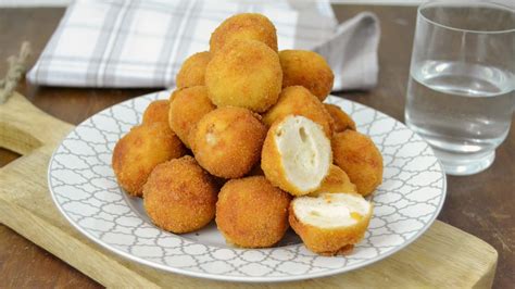 Primer plano de las Bolitas Crispy de Pollo, destacando su cobertura dorada y crujiente