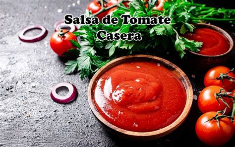 Imagen de varios tarros de salsa de tomate casera etiquetados y listos para refrigerar.