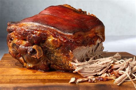 Imagen de un pernil asado listo para ser deshilachado