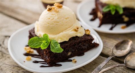 Ideas de decoración para postres con brownie y helado