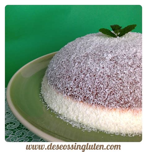 mousse de coco y chocolate en forma de coco cortado