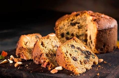 Fotografía de un Pan de Pascua artesanal con frutas secas y glaseado decorativo