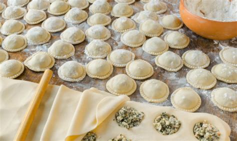 fotografía de sorrentinos recién formados, listos para cocinar o congelar, mostrando su forma característica.