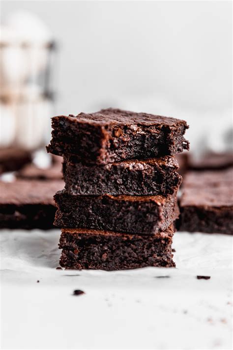 Primer plano de un brownie melcochudo con corteza crujiente