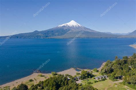 Fotografía panorámica de Puerto Varas con el Lago Llanquihue y el Volcán Osorno de fondo