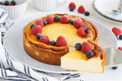 Tarta de yogur griego con frutos rojos