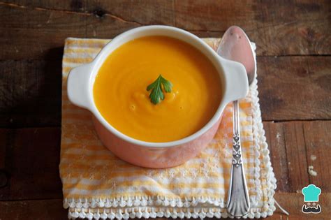 Mesa puesta con varios boles de puré de calabaza y pan
