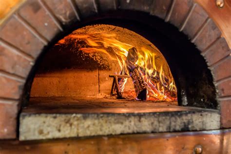 Esquema de las ventajas de un horno de leña: cocción rápida, sabor natural, conservación de nutrientes.