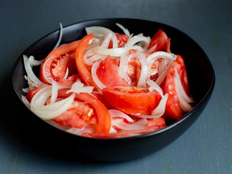 Ensalada chilena tradicional con tomate y cebolla