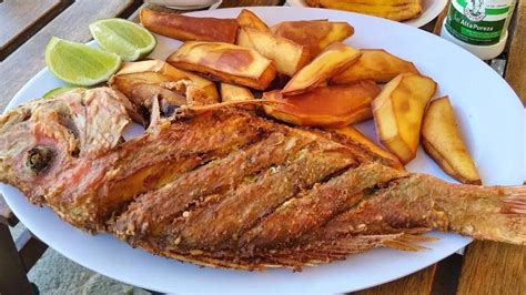 Pescado frito dorado y crujiente en un plato