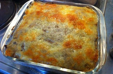 Imagen de un budín de jurel recién horneado y gratinado