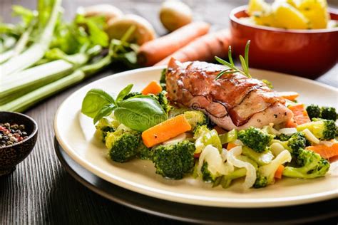 Foto de pechuga de pollo cocida al vapor con vegetales