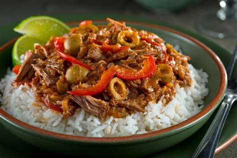 Ingredientes frescos para Ropa Vieja: carne, pimientos, cebolla, ajo, tomate