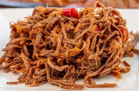 Proceso de cocción de la carne desmenuzada para la Ropa Vieja