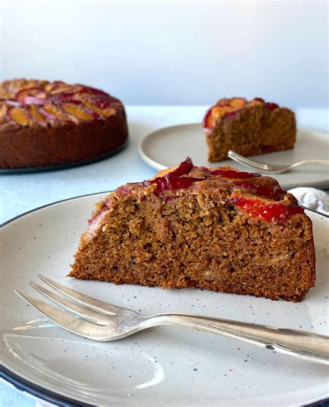 Foto: una rebanada de torta de ciruelas y nueces en capas, mostrando el relleno de crema
