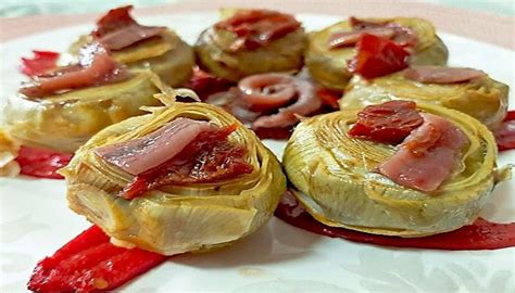 Variedad de tapas con alcachofas y otros ingredientes