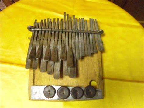 Primer plano de una Mbira (Sanza), mostrando las láminas metálicas y la caja de resonancia.