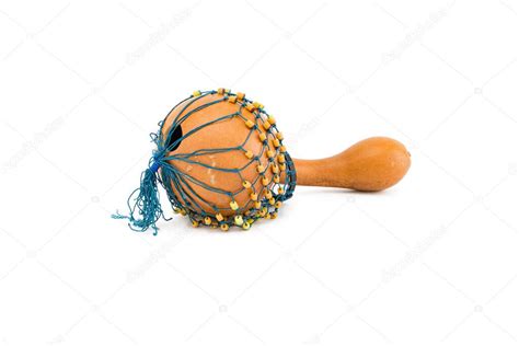 Un Chekeré, mostrando la calabaza seca cubierta por una red de cuentas.