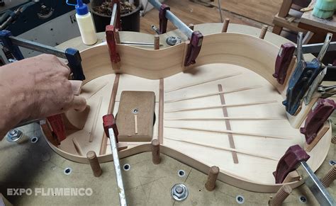 Una Kora, mostrando su intrincada construcción con cuerdas y caja de resonancia.