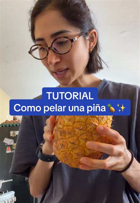Diagrama paso a paso mostrando cómo pelar una piña.