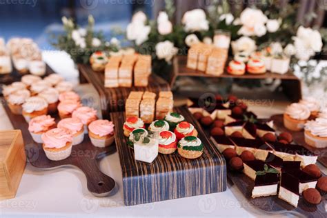 Foto inspiradora de una mesa de dulces decorada con banderines de cumpleaños y un pastel